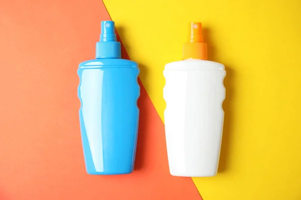 Flessen Met Bescherming Tegen Zon Body Crème Kleur Achtergrond Bovenaanzicht — Stockfoto