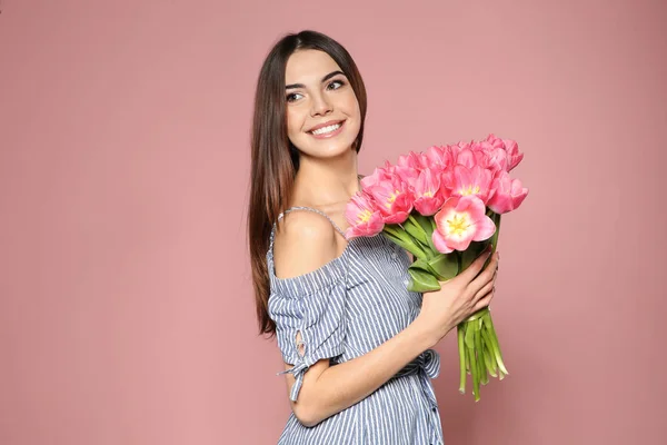 Retrato Bela Menina Sorridente Com Tulipas Primavera Fundo Rosa Dia — Fotografia de Stock