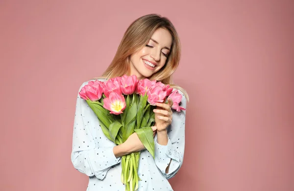 Bahar Lale Pembe Bir Arka Plan Üzerinde Güzel Gülümseyen Kız — Stok fotoğraf