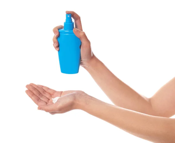 Vrouw Met Fles Van Zon Bescherming Lichaam Crème Witte Achtergrond — Stockfoto