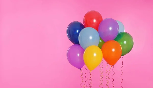 Muitos Balões Brilhantes Flutuando Fundo Cor — Fotografia de Stock
