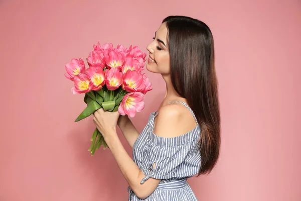 春チューリップ ピンクの背景で美しい笑みを浮かべて少女の肖像画 国際女性の日 — ストック写真