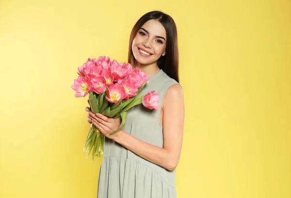 Retrato Bela Menina Sorridente Com Tulipas Primavera Fundo Amarelo Dia — Fotografia de Stock