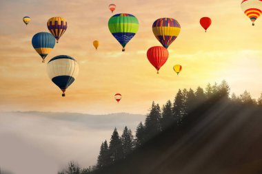 Gün batımında gökyüzünde uçan renkli hava balonları