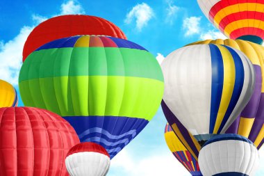 Mavi gökyüzünde uçan renkli hava balonları 