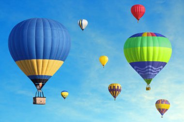Mavi gökyüzünde uçan renkli hava balonları 