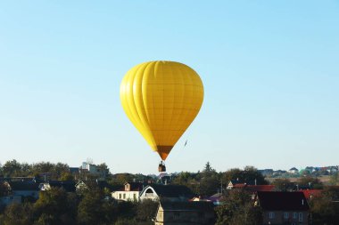 Sıcak hava balonu kırsal üzerinde uçan güzel görünümü