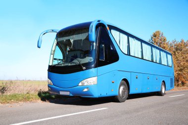 Yolda modern mavi otobüs. Yolcu taşımacılığı