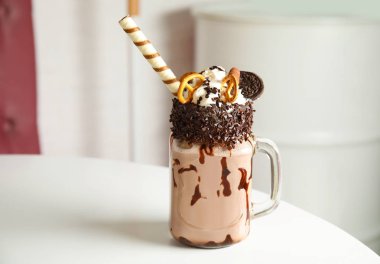 Lezzetli tatlılar kafede masada mason kavanoza muzlu süt