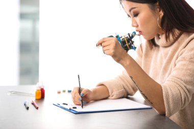 Makine tutarak ve masada kapalı kroki çizim profesyonel dövme sanatçısı