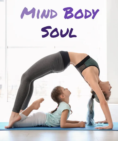Mama Fiica Practica Zen Yoga Sala Gimnastică Text Minte Trup — Fotografie, imagine de stoc