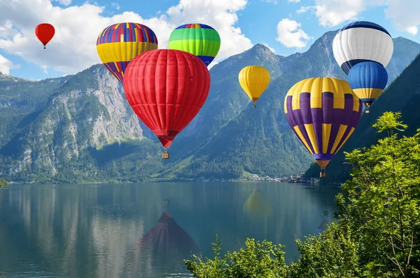 Paisaje Montaña Vuelo Globos Aéreos Sobre Río — Foto de Stock