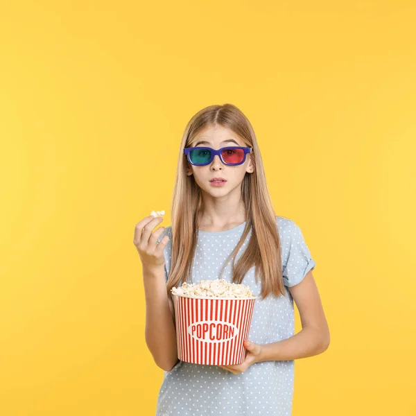 Känslomässiga Tonårsflicka Med Glasögon Och Popcorn Film Visar Färgbakgrund — Stockfoto