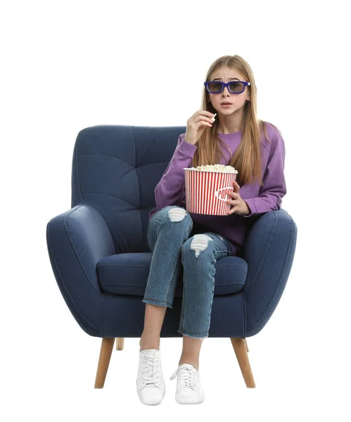 Emotionele Tienermeisje Met Bril Popcorn Zitten Een Leunstoel Tijdens Cinema — Stockfoto