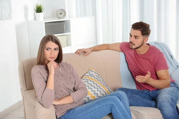 Genç Çift Oturma Odasında Tartışıyor Lişki Sorunları — Stok fotoğraf