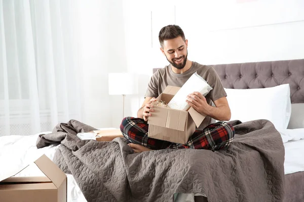 Ung Man Öppningen Skifte Sovrummet Hemma — Stockfoto