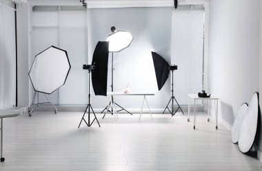 Profesyonel ekipmanlı modern fotoğraf stüdyosunun içi.