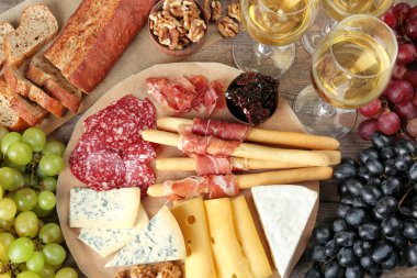 Şarap ve snacks ahşap arka plan düz yatıyordu kompozisyonu