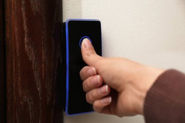 Alarm sistemi kapalı, closeup üzerinde parmak izi tarama kadın