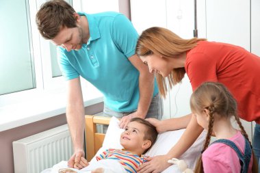 Mutlu aile ziyaret küçük çocuğun hastanede kalması