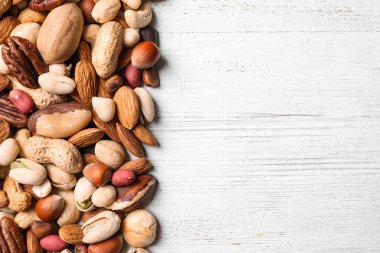 Beyaz ahşap arka plan, metin için yer ile üstten görünüm fındık karışık organik