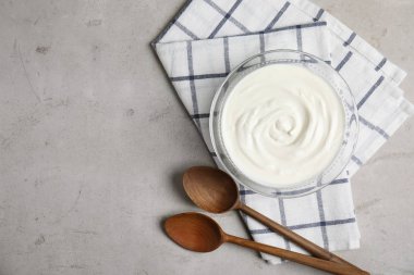 Kaymaklı yoğurt ve gri arka plan üzerinde metin için yer düz yatıyordu kompozisyonu