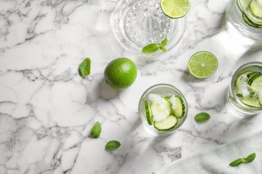 Salatalık suyu masada bardak ile düz yatıyordu kompozisyon. Metin için yer