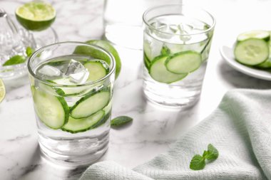 Taze salatalık suyu masada gözlüklü. Metin için yer