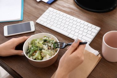 Salata öğle yemeğinde işyeri, portre ofis çalışanı. Food teslim