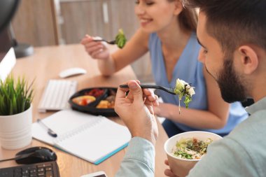 Ofis çalışanları işyerinde öğle yemeği. Food teslim