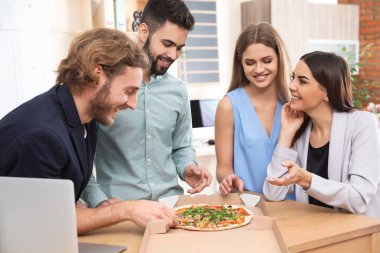 Pizza öğle yemeğinde İşyeri Ofis çalışanları. Food teslim