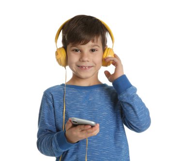 Küçük yakışıklı beyaz arka plan üzerinde kulaklık ile müzik dinlemek