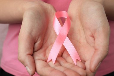 Pembe kurdele, closeup tutan kadın. Meme kanseri bilinçlendirme