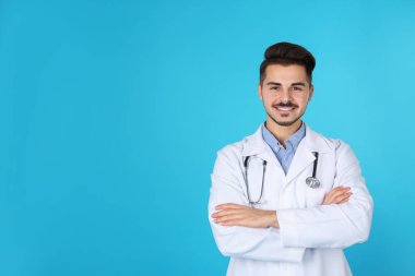 Renk arka plan üzerinde genç tıp öğrencisi. Metin için yer