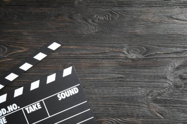 Klaket ahşap arka plan, metin için yer ile üstten görünüm üzerinde. Sinema üretim