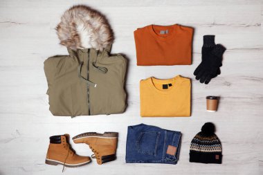 Sıcak giysiler ayarla ve Kupası ahşap arka plan, düz içki ile yatıyordu. Kış tatili