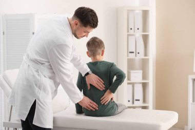 Chiropractor inceleyerek çocuk kliniğinde bel ağrısı ile