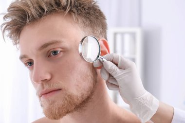 Dermatolog muayene hasta Büyüteç Kliniği, closeup görünümü ile