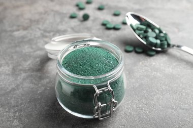 Spirulina yosun toz masada, closeup kavanoz. Metin için yer