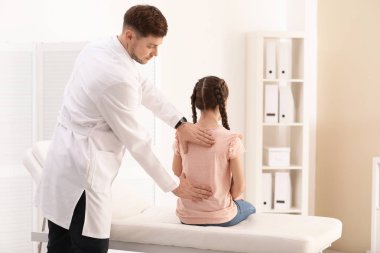 Chiropractor inceleyerek çocuk kliniğinde bel ağrısı ile