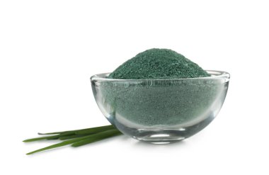 Spirulina yosun toz Beyaz arka plan üzerinde kase