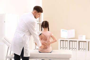 Chiropractor inceleyerek çocuk kliniğinde bel ağrısı ile