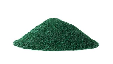 Spirulina yosun toz beyaz zemin üzerine yığını