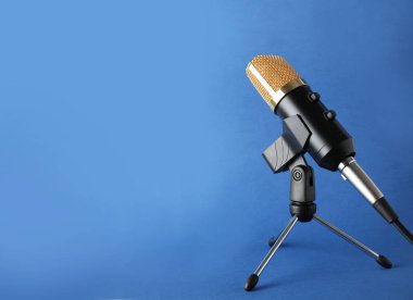 Renk arka plan, metin için yer üzerinde kondansatör mikrofon