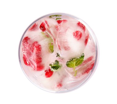 Bardak içki ile nar buz beyaz arka planda, üstten görünüm