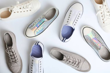 Beyaz arka plan üzerinde şık spor ayakkabıları ile düz yatıyordu kompozisyon