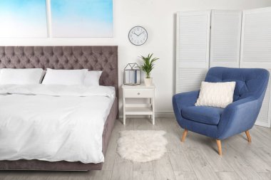 İçinin rahat koltuk ile güzel modern yatak odası