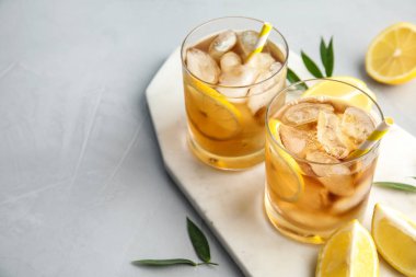 Bardak limonata buz küpleri ve meyve masada. Metin için yer