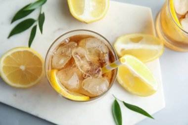 Bardak limonata buz küpleri ve meyve tablosu, düz üzerinde yatıyordu