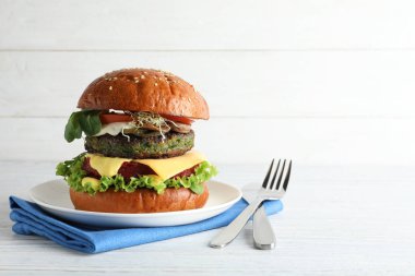 Vejetaryen burger pancar ve falafel köftesi ile beyaz masaya servis. Metin için yer